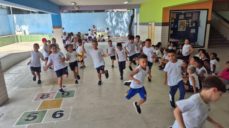 Da Maré para o mundo: escola pública do Rio está entre as 10 finalistas do principal prêmio internacional de educação